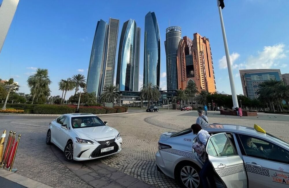 Comfortable car lift from Dubai to Abu Dhabi with city skyline in background auto car lifts
