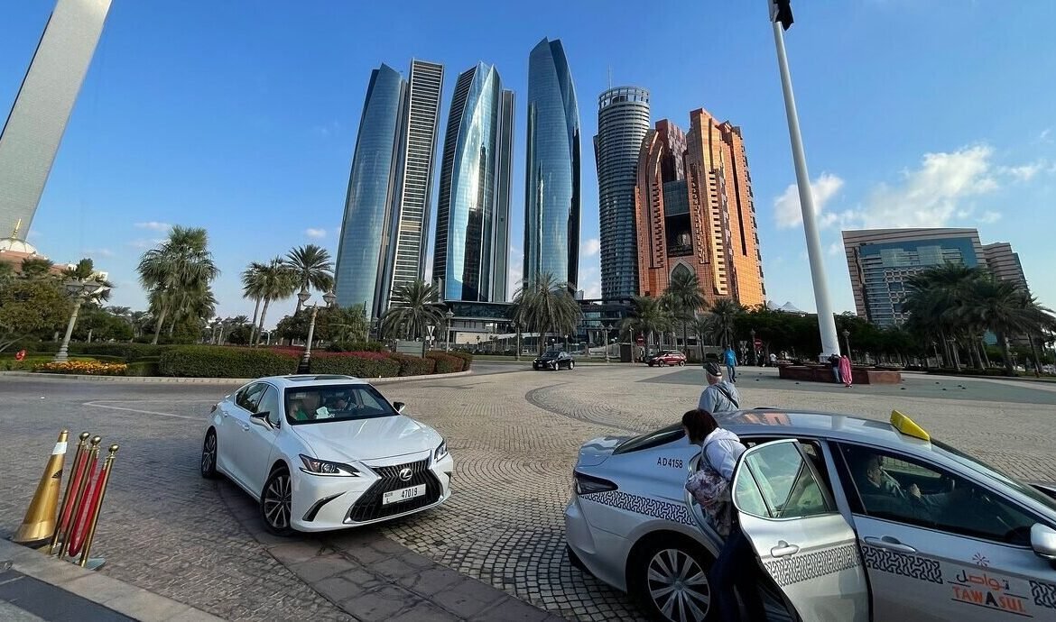 Comfortable car lift from Dubai to Abu Dhabi with city skyline in background auto car lifts