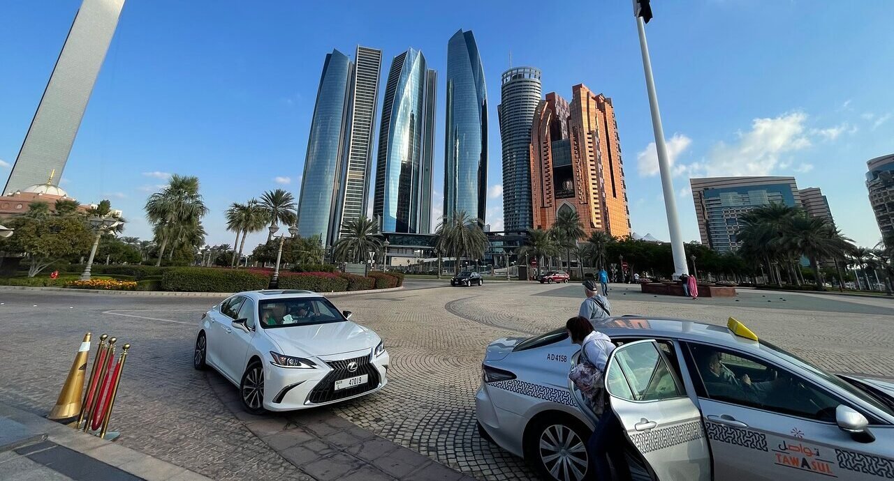 Comfortable car lift from Dubai to Abu Dhabi with city skyline in background auto car lifts